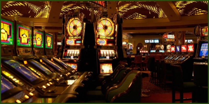 Machines à sous de casino dans un casino vide